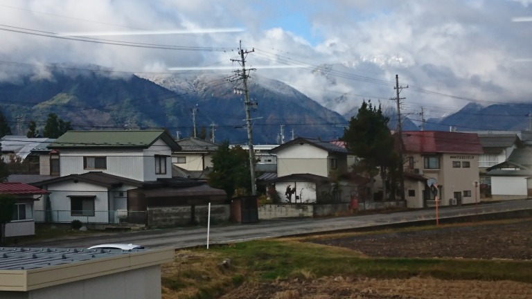 雪が見える朝イメージ