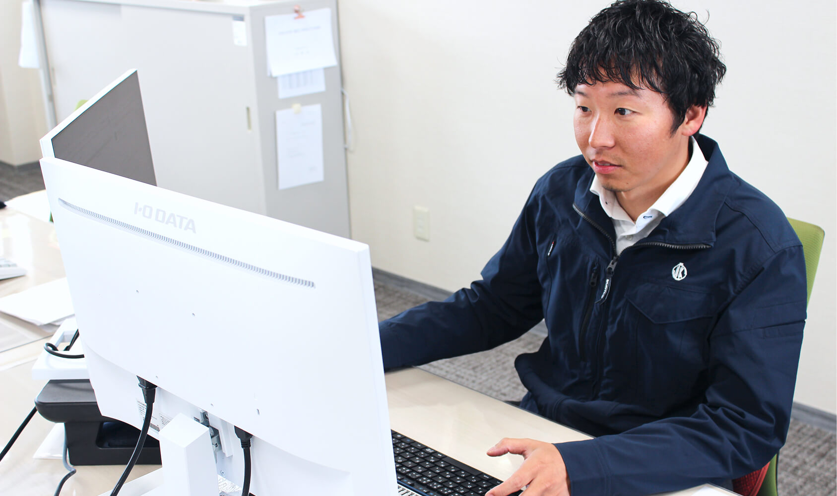 デスクワーク中のUさん